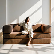 Sofá Cama Bloom - Sofá na Caixa + Apoio de Pé Bloom Tecido Boucle Marrom Grátis